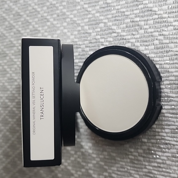 bareMinerals Original Mineral Veil Pressed Setting Powder in Translucent - Picture 2 of 8